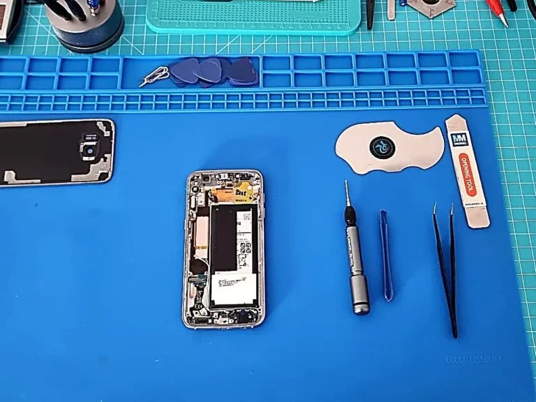 Geöffnetes Smartphone auf der Reparaturmatte