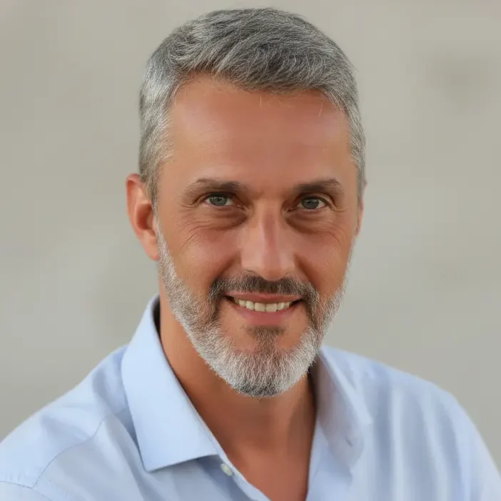 Daniel Giuchici - Inhaber von Handy-ReparaturService24 Dachau, professionelles Porträt mit über 17 Jahren Erfahrung in Handy- und Tablet-Rep