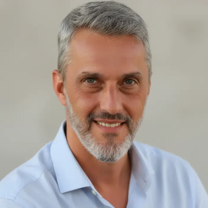 Daniel Giuchici - Spezialist für professionelle Smartphone- und Tablet-Reparatur in Dachau seit 2024 Daniel Giuchici - Inhaber von Handy-ReparaturService24 Dachau, professionelles Porträt mit über 17 Jahren Erfahrung in Handy- und Tablet-Rep