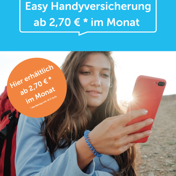 Handy- und Tablet-Versicherung - Schutz vor Schäden, Wasser und Displaybruch ab 2,70 Euro monatlich Junge Frau mit rotem iPhone zeigt Easy Handyversicherung ab 2,70 Euro pro Monat