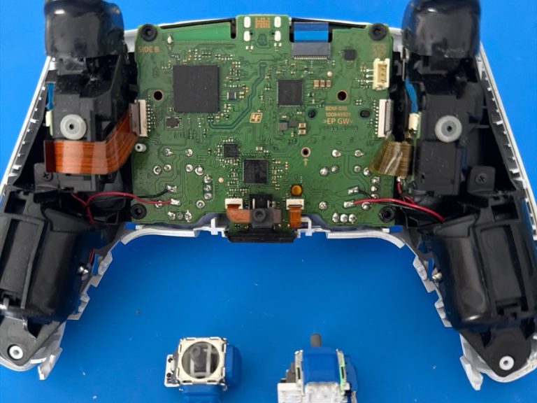 Technischer Support für Software-Probleme, Datenrettung und Hardware-Fragen Reparaturwerkstatt mit auseinander genommenen Smartphone-Komponenten auf blauer Werkstattmatte